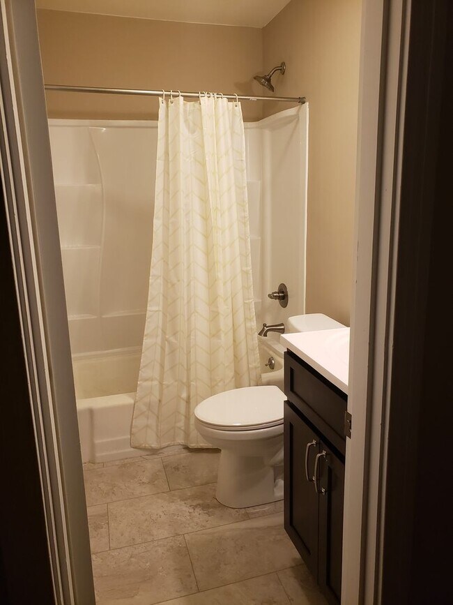 Building Photo - Stylishly Renovated & Prime Location!