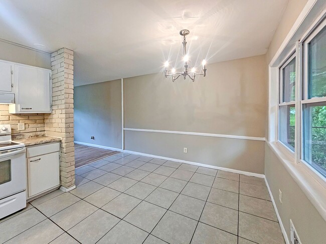 Building Photo - Spacious 4 Bedroom Home Near University Av...