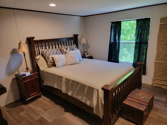 Master bedroom Queen bed - 13 Garden Rd
