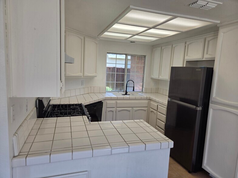 Kitchen - 9131 Colonsay Way