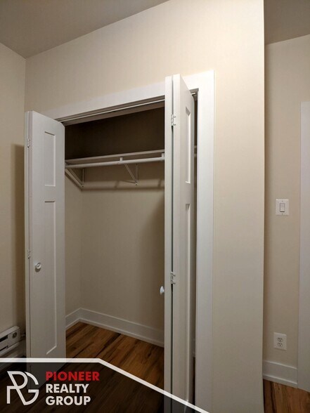 Building Photo - 951 W Cornelia Ave