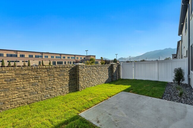 Building Photo - 608 1860 N