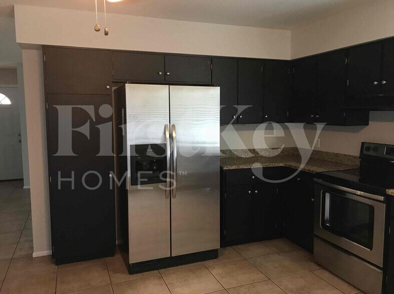 Building Photo - 5520 W Golden Ln