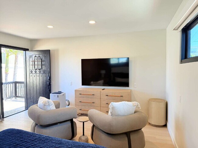 Building Photo - Experience Luxury at Windansea Beach: with...