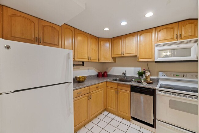 Building Photo - Kalorama Two Bedroom Duplex on Quiet Street! Private Patio/Decorative Fireplace & More!