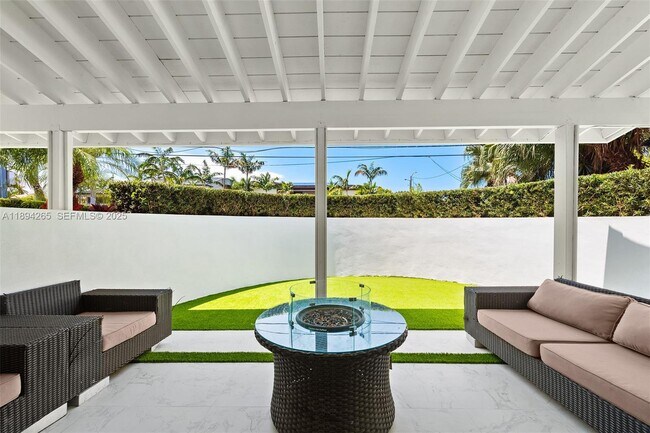 Building Photo - 207 Holiday Dr