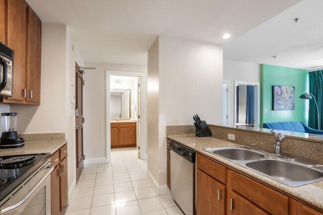 Building Photo - 925 Common St