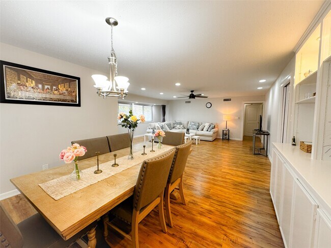 Building Photo - 637 S Ripple Creek Dr