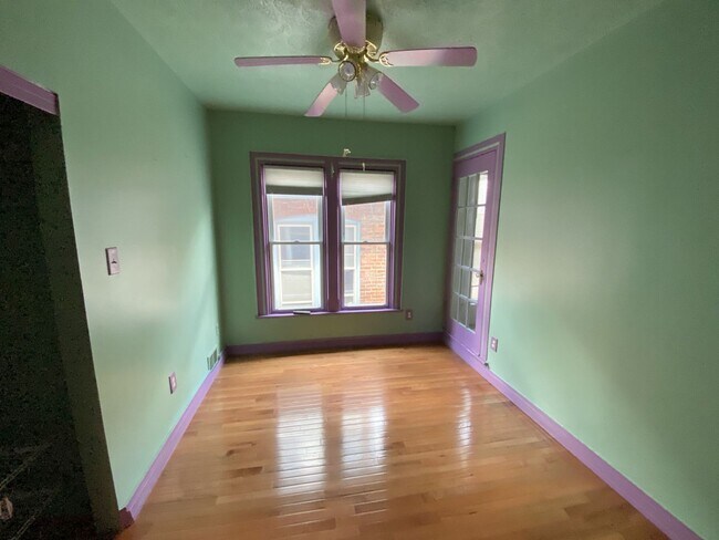 Building Photo - 3 Bedroom 1.5 Bath Private Home Must See K...