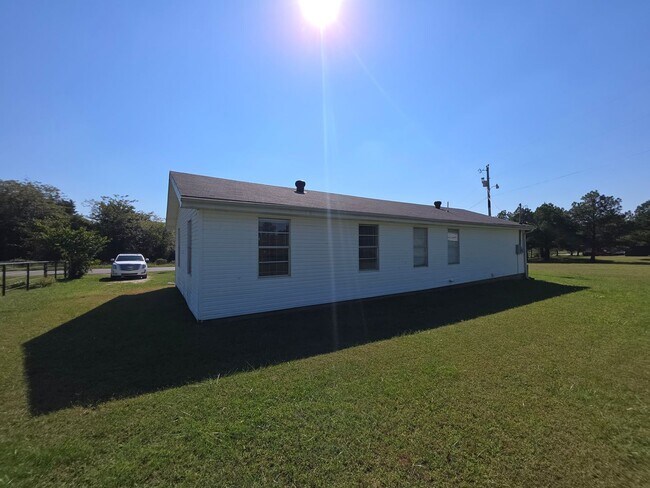 Building Photo - Newly Remodeled 2 bedroom 1 bath home