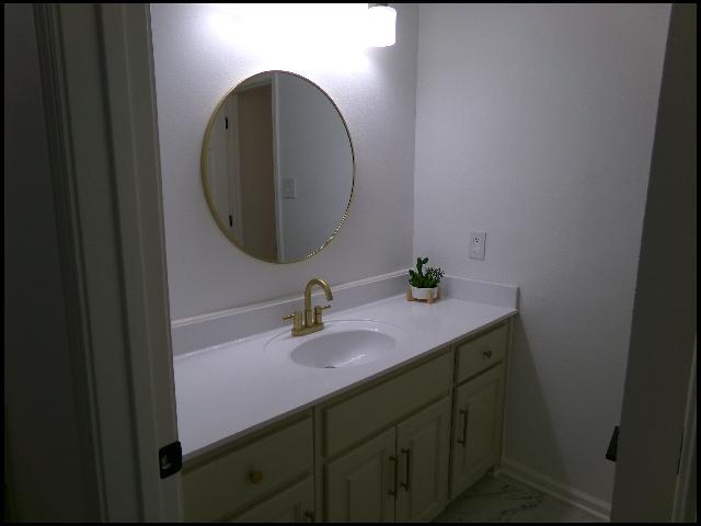 Building Photo - 606 E 21st St