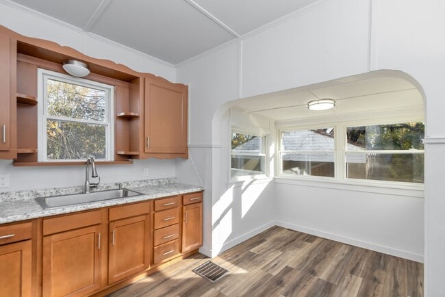 Building Photo - Single-Family House with 2BR and 1BA