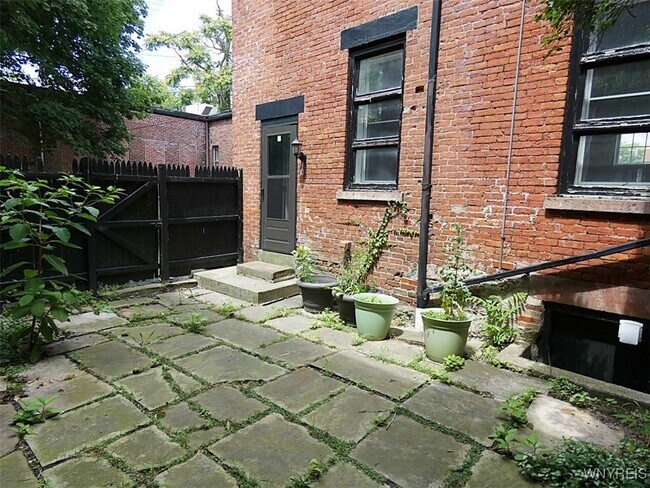 Building Photo - 522 Franklin St