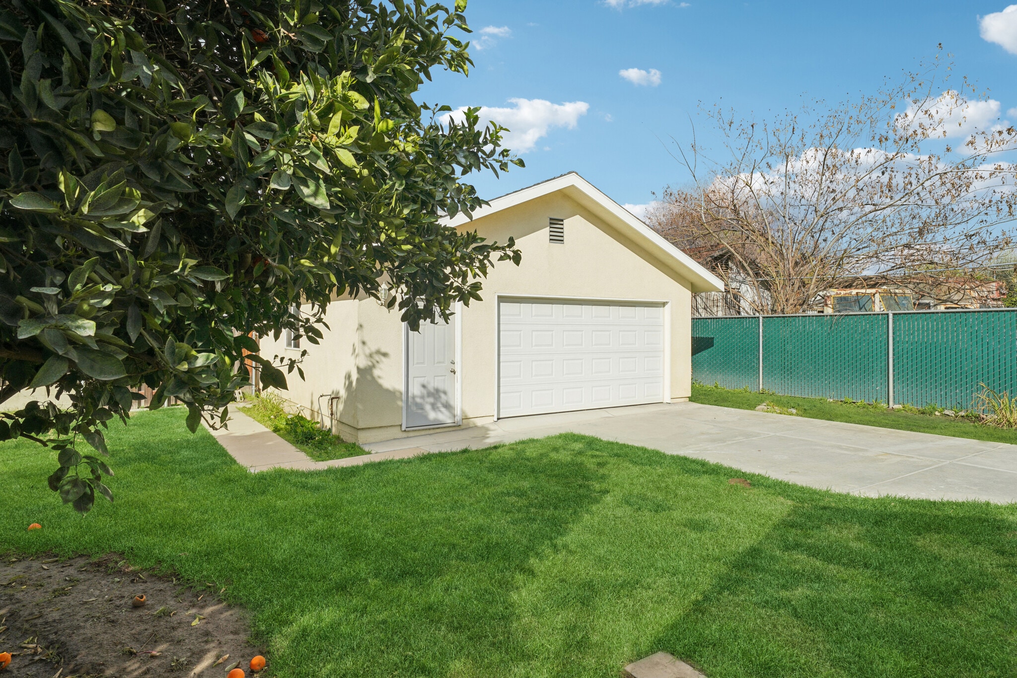 Building Photo - 1842 E Victoria Ave