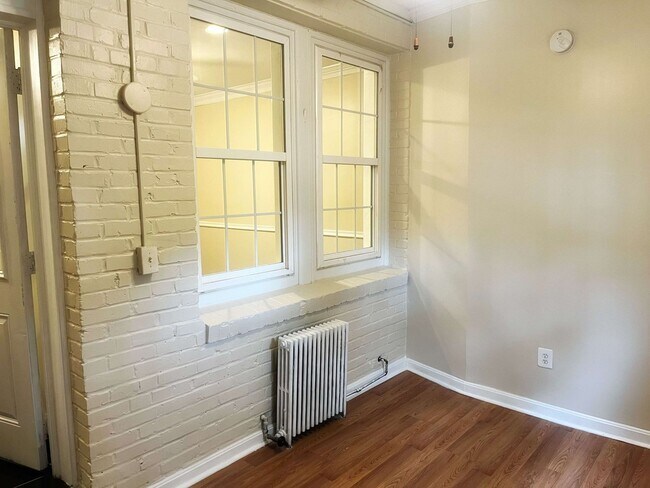 Building Photo - Move in Special! 2 Bed 1 Bath SE DC