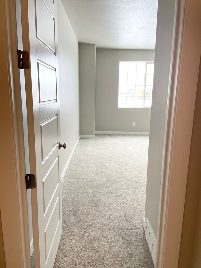 Building Photo - GORGEOUS Home