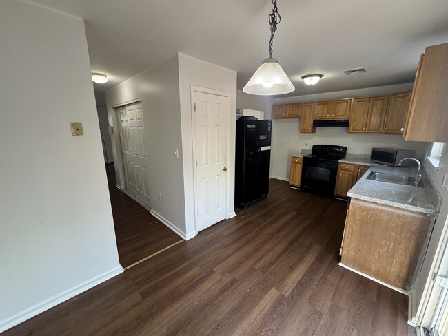 Building Photo - 817 Cove Ct