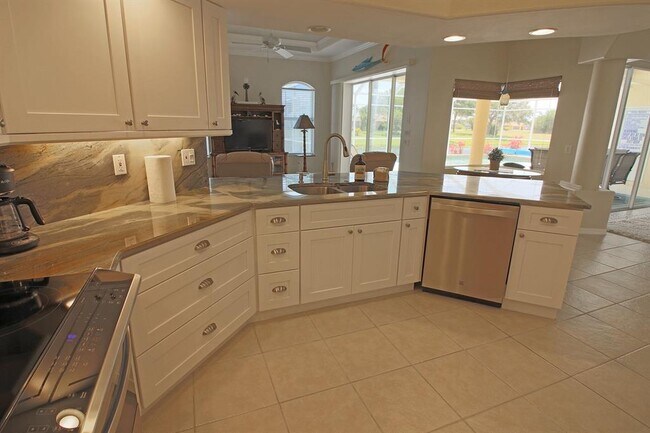Building Photo - 811 Rotonda Cir