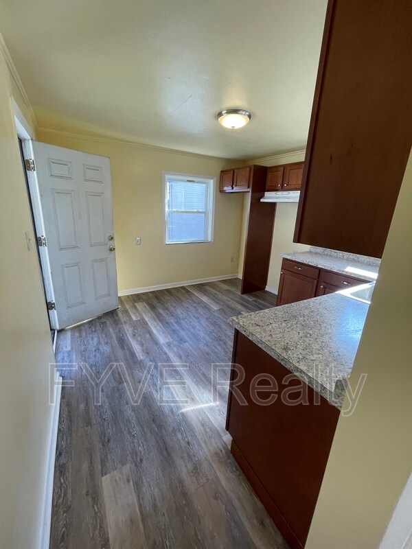 Building Photo - 489 Norton St