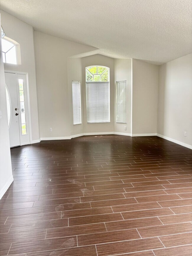 Building Photo - Ready to Move in!! Must See! Lake Mary Com...
