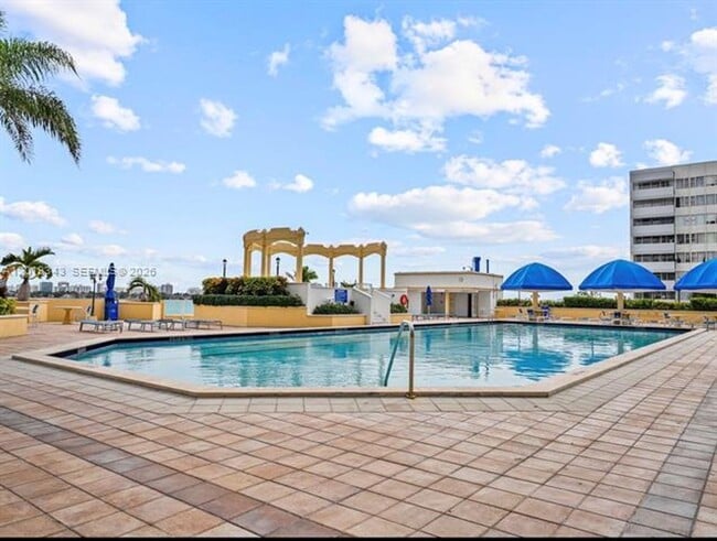 Building Photo - 7601 E Treasure Dr