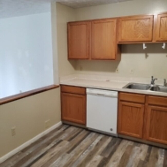 Building Photo - 2/3 Bed Room 1 ½ Townhouse for rent.