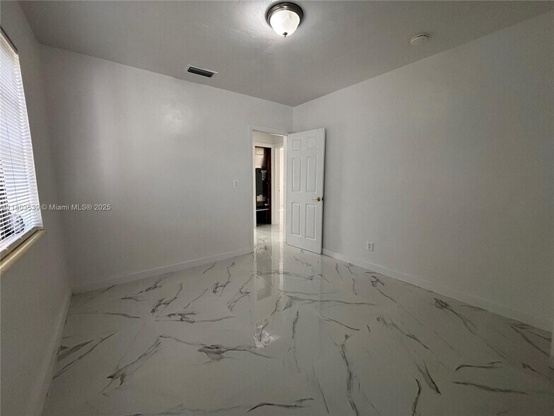 Building Photo - 191 W 59th St
