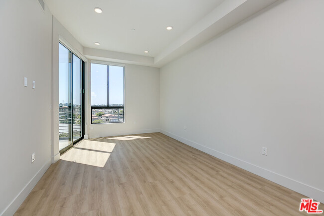 Building Photo - 3833 Dunn Dr