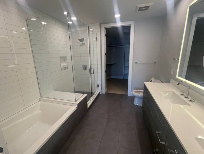 Building Photo - 1045 Lincoln St