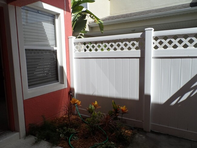 Building Photo - 2 BEDROOM VICTORIA PARK TOWNHOUSE AVAILABL...