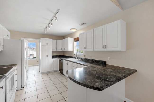 Building Photo - Spacious 3 Bedroom Home Near Downtown Gree...