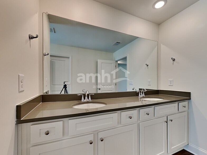 Building Photo - 3761 Blackshear Pl