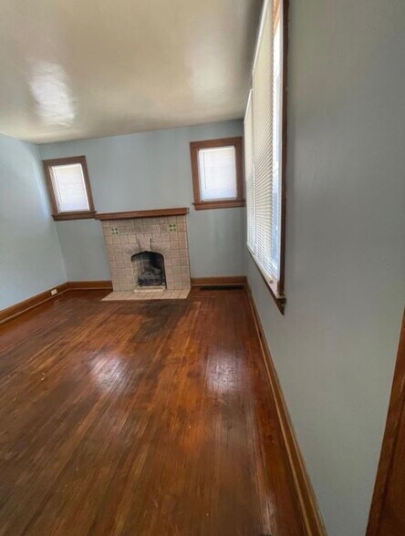 Building Photo - 4370 St Lawrence Ave