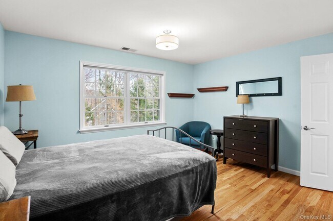 Building Photo - 105 Hardscrabble Lake Dr