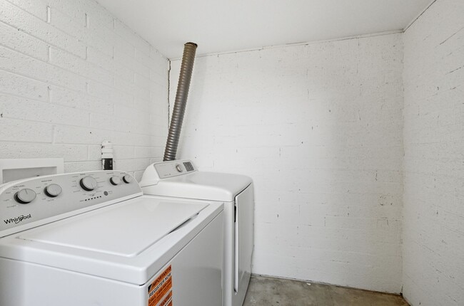 Building Photo - Fully Remodeled 2BR with Modern Upgrades &...