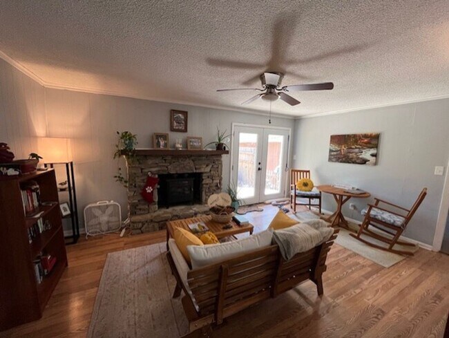 Building Photo - Brick Ranch Home in Pine Valley