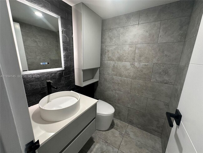 Building Photo - 600 Parkview Dr