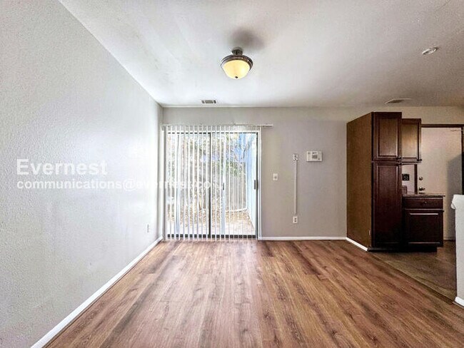 Building Photo - PROMO: Half Off the First Month's Rent! / 3 Bed, 1 Bath Townhome with Garage & Fenced Yard