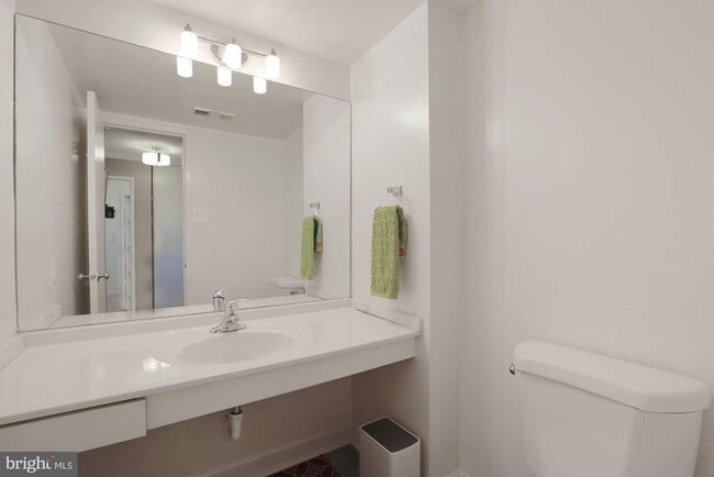 Building Photo - 307 Yoakum Pkwy