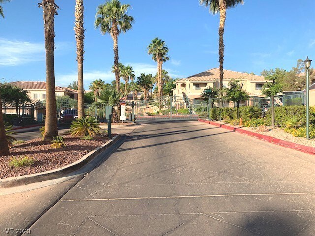 Building Photo - 352 Pine Haven St