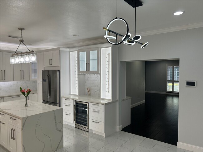 Building Photo - 840 Threadneedle St