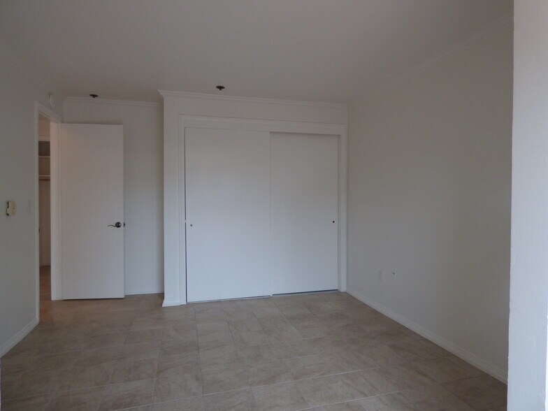 Building Photo - 8263 Camino del Oro