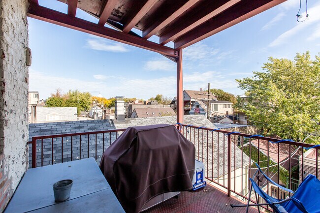 Building Photo - Massive 4bed/2bath DUPLEX in the HEART of Bucktown/Wicker Park! In-Unit Laundry! Central Air!