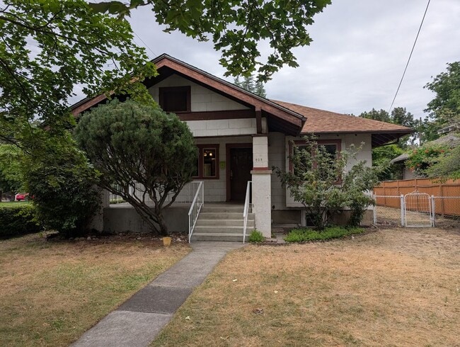 Building Photo - 4 Bedroom 2 Bath Pet-Friendly Normal Hill House