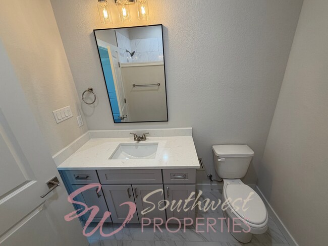 Building Photo - FOUR bedroom townhouse. Off campus living with easy, close to campus style!