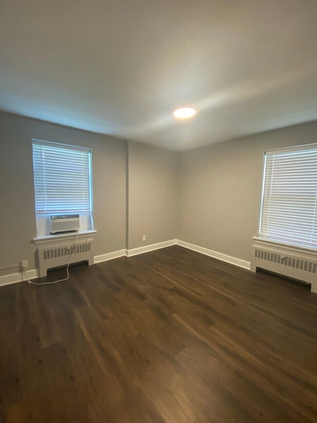 Building Photo - Updated Two Bed Two Bath Apt in Dogtown!