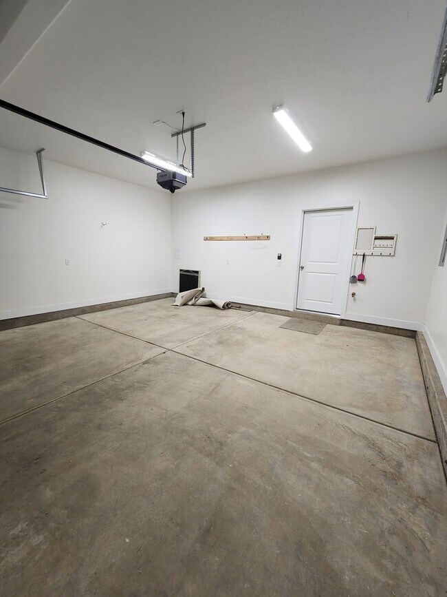 Building Photo - Beautiful Modern Townhome with Spacious La...