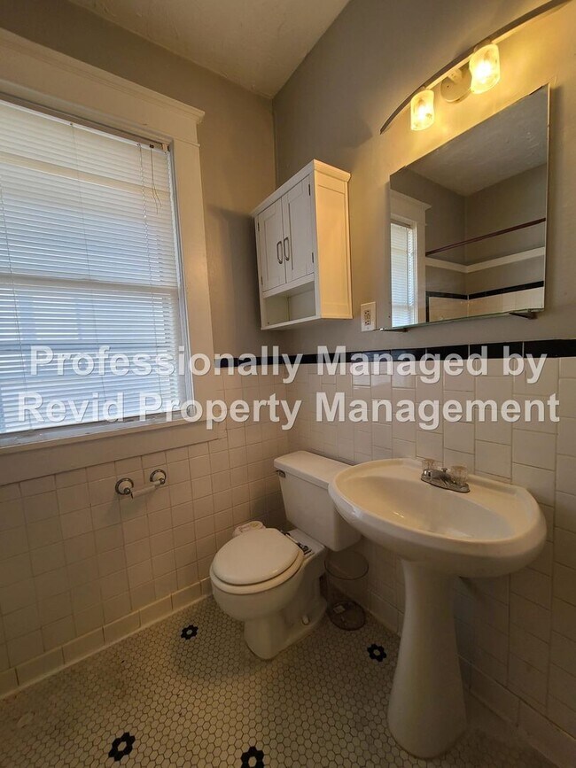 Building Photo - Large upstairs apartment in Midtown!