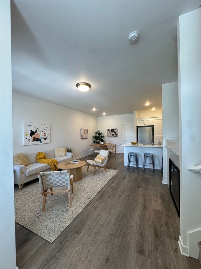 Building Photo - Gorgeous newer townhome in SE Bend!
