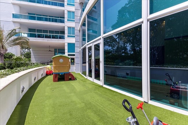 Building Photo - 2127 Brickell Ave